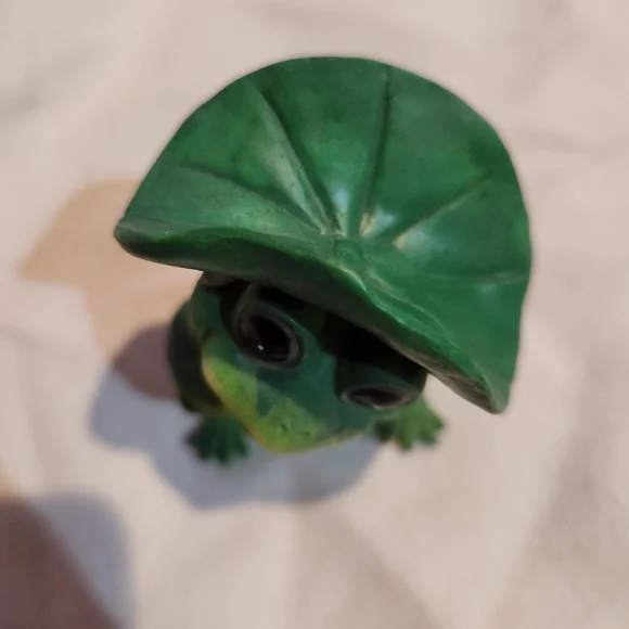 Frog Figurine with Lily Pad Vintage Garden Decor - Picture 2 of 8